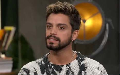 Rodrigo Simas com expressão séria no programa Conversa com Bial