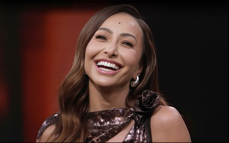 Sabrina Sato está sorrindo no cenário do Sobre Nós Dois