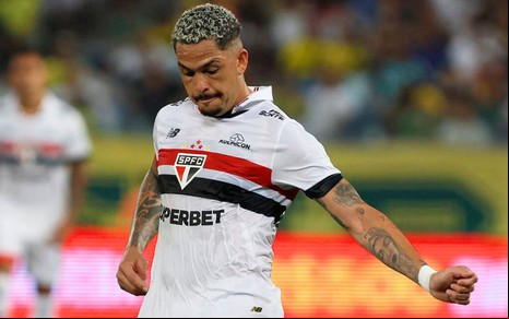 Luciano, do São Paulo, veste uniforme branco com detalhes pretos e vermelhos durante partida