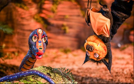 A cobra Safira e o morcego Dodô estão em cena de A Caverna Encantada