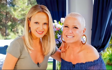 Eliana Michaelichen e Xuxa Meneghel sorriem enquanto posam para foto em gravação do programa Eliana