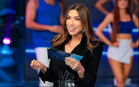 Patricia Abravanel está sorridente no cenário do Programa Silvio Santos