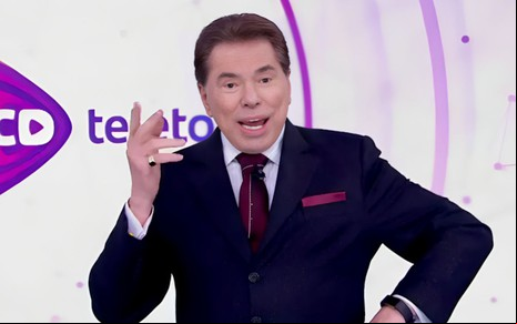 Foto de Silvio Santos no palco do Teleton