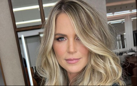 Susana Werner posa para foto com o cabelo solto