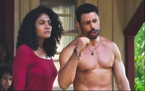 Barbara Reis e Cauã Reymond sem camisa em cena de Terra e Paixão, novela da Globo