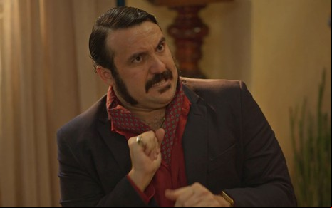 O ator Thardelly Lima com expressão séria em cena de No Rancho Fundo