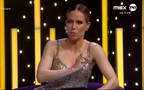 Ana Furtado faz careta durante transmissão do Oscar na TNT e na Max