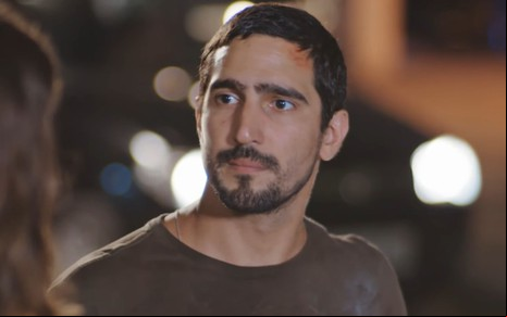 Renato Góes com expressão séria na novela Família É Tudo