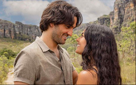 Artur (Túlio Starling) e Quinota (Larissa Bocchino) se olham apaixonadamente em foto da novela No Rancho Fundo
