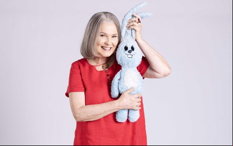 A atriz Louise Cardoso está caracterizada como Mônica na série Turma da Mônica - Origens, do Globoplay