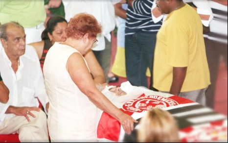 Imagem do velório do bicheiro Maninho, assassinado em 2004, na série documental Vale o Escrito, do Globoplay
