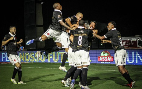 Jogadores do Vasco se abraçam no gramado