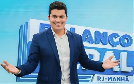 O apresentador Wagner Montes Filho no estúdio do Balanço Geral RJ