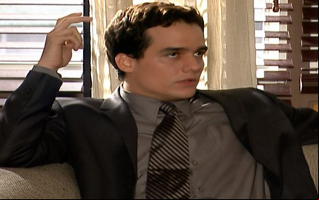 Wagner Moura como Olavo em cena da novela Paraíso Tropical, no Vale a Pena Ver de Novo