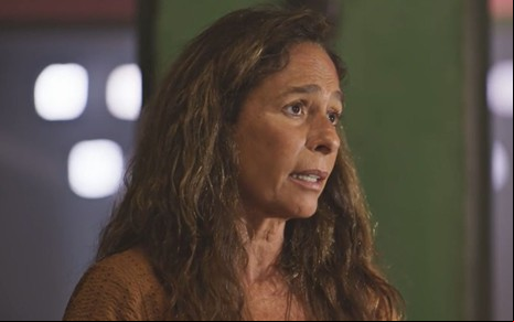 Andrea Beltrão com expressão séria em cena da novela No Rancho Fundo