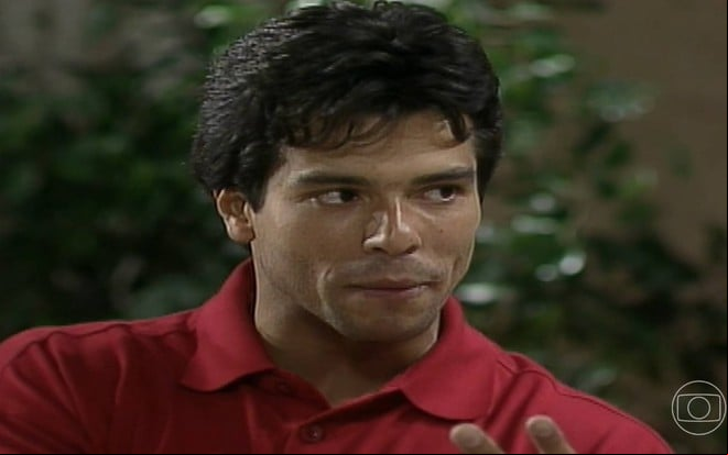 O ator Mauricio Mattar com expressão séria em cena de A Viagem (1994)