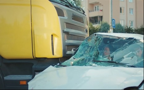 O carro de Arif ( Feyyaz Duman)se choca contra um caminhão na novela Força de Mulher