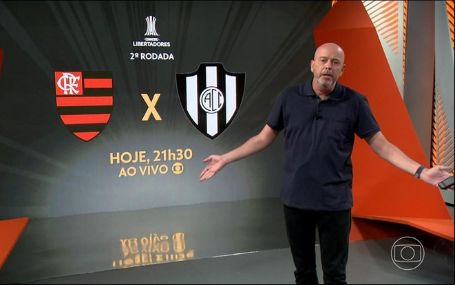 Alex Escobar de braços abertos, em sinal de indignação