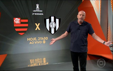 Alex Escobar de braços abertos, em sinal de indignação