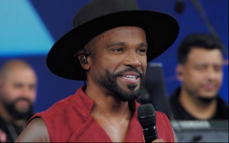 Foto de Alexandre Pires durante o Domingão, na Globo