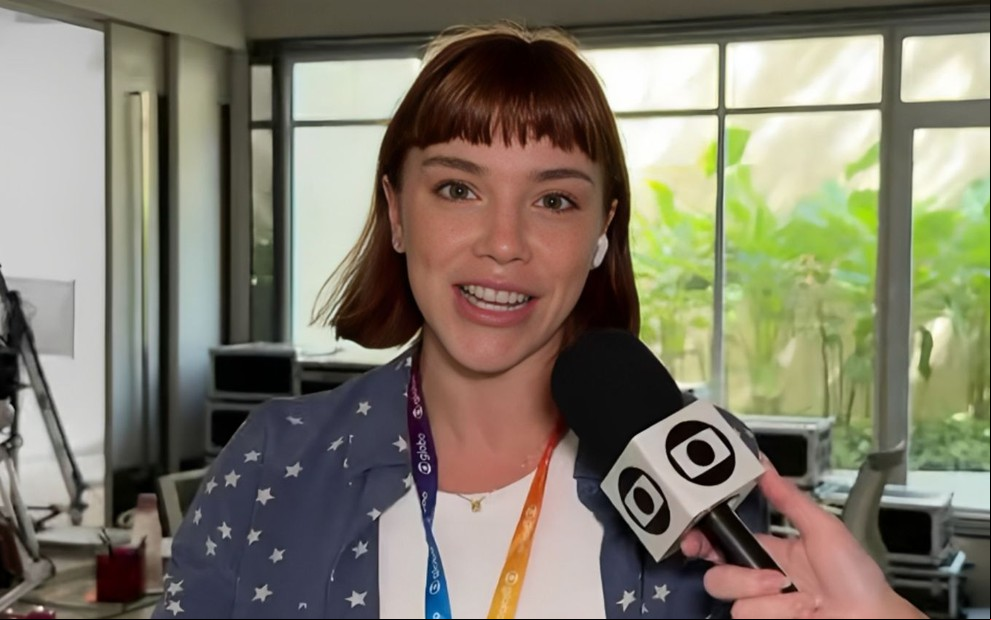 Alice Wegmann caracterizada como Solange Duprat no cenário da Tomorrow
