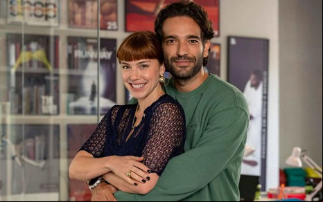 Alice Wegmann posa com Humberto Carrão nos bastidores de Vale Tudo, da Globo