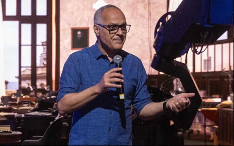 AmaurI Soares segura um microfone enquanto fala