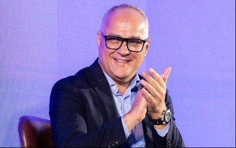 Amauri Soares, diretor executivo da TV e dos Estúdios Globo, em evento no início de abril no Rio de Janeiro; ele usa óculos, camisa azul clara e blaser azul escuro