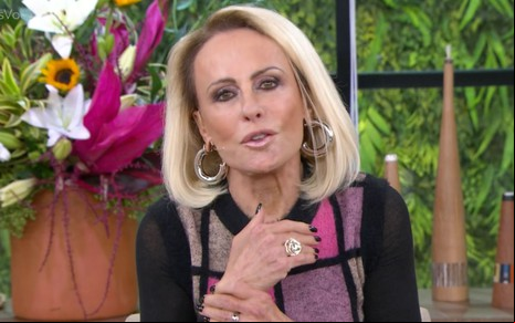 Ana Maria Braga está com uma mão erguida no Mais Você, em edição transmitida em 05/05/2025