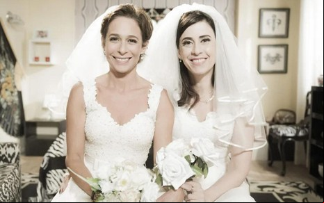 Andrea Beltrão e Fernanda Torres posam vestidas de noivas em cena da série Tapas & Beijos (2011-2015)