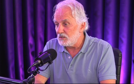 Foto do apresentador Otávio Mesquita durante entrevista