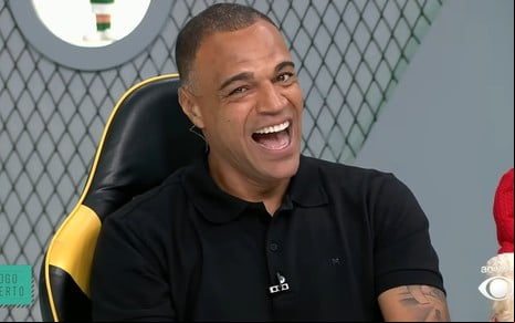 Denilson ri abertamente no cenário do Jogo Aberto, da Band