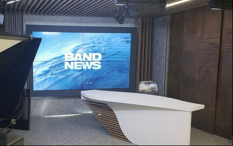 Estúdio da BandNews vazio, com telão aceso