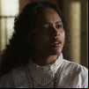 Duda Santos com expressão séria em cena da novela Garota do Momento