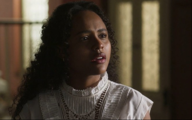 Duda Santos com expressão séria em cena da novela Garota do Momento