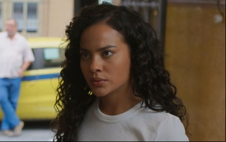 Bella Campos com expressão séria em cena como Maria de Fátima na novela Vale Tudo