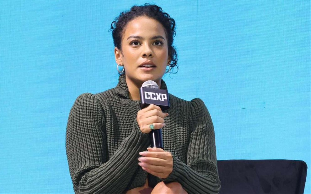 A atriz Bella Campos com expressão séria durante  de Vale Tudo na CCXP 24