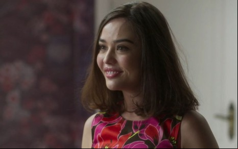 A atriz Bella Piero sorrindo em cena de Garota do Momento
