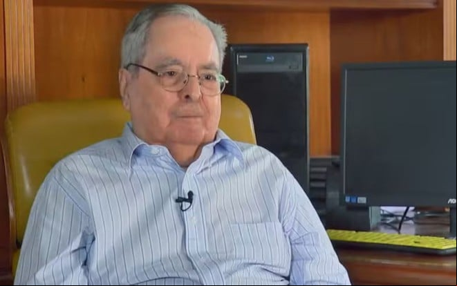 Foto mostra Benedito Ruy Barbosa durante entrevista ao Globo Repórter