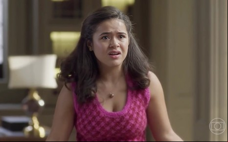 A atriz Maisa com expressão assustada em cena de Garota do Momento