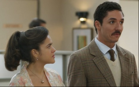 A atriz Maisa olhando para o ator João Vitor Silva em cena da novela Garota do Momento