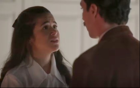 A atriz Maisa com expressão de desespero em frente ao ator João Vitor Silva em cena de Garota do Momento