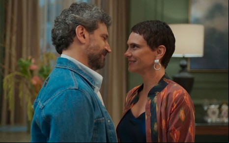 Estéban (Caco Ciocler) encara Celina (Malu Galli) em cena da novela Vale Tudo
