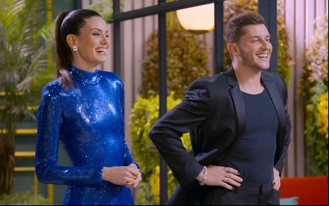 Camila Queiroz e Klebber Toledo dão risada no comando do reality Casamento às Cegas Brasil