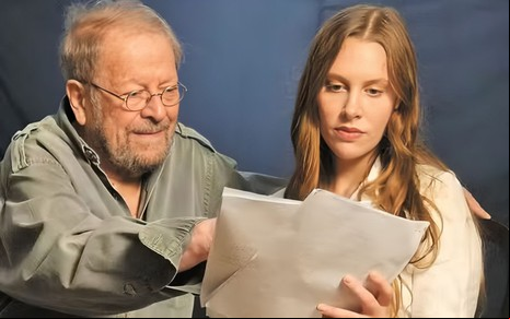 Carlos Vereza e Hana Kolodny, lado a lado, lendo textos em preparação para a peça Lotte Zweig - A Mulher Silenciada