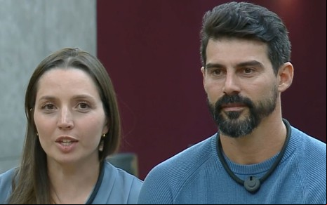 Foto mostra Caroline ao lado do marido, Radamés, no Power Couple Brasil