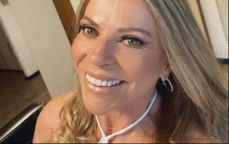Christina Rocha sorri para a câmera em selfie