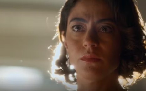 A atriz Carol Castro com expressão séria em cena de Garota do Momento