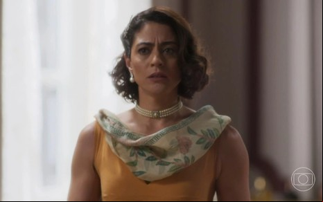 A atriz Carol Castro com expressão séria em cena de Garota do Momento