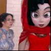 Claudia Ohana ao lado de sua fantasia de Tieta no Mais Você